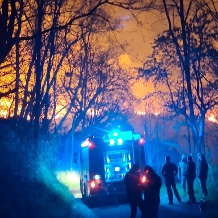 Incendio tra le montagne del Reventino, Vigili del fuoco in azione tutta la notte\n