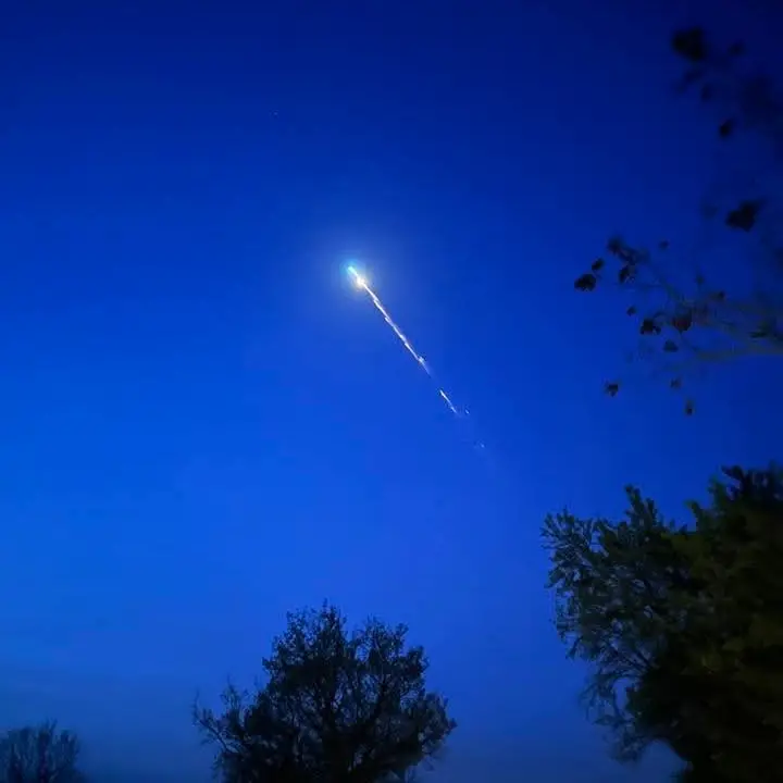 Avvistata una lunga scia luminosa nei\u00A0cieli\u00A0della Calabria, ma non è una meteora: ecco di cosa si tratta\n
