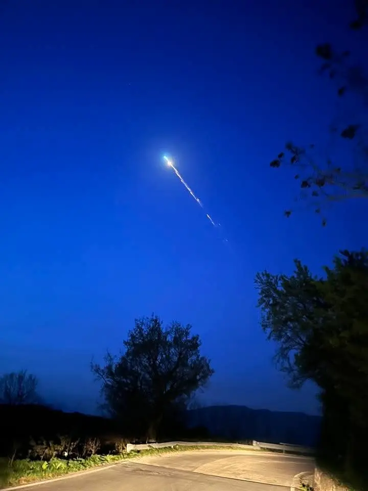 Avvistata una lunga scia luminosa nei\u00A0cieli\u00A0della Calabria, ma non è una meteora: ecco di cosa si tratta\n