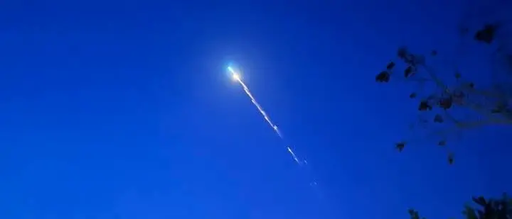 Avvistata una lunga scia luminosa nei\u00A0cieli\u00A0della Calabria, ma non è una meteora: ecco di cosa si tratta\n