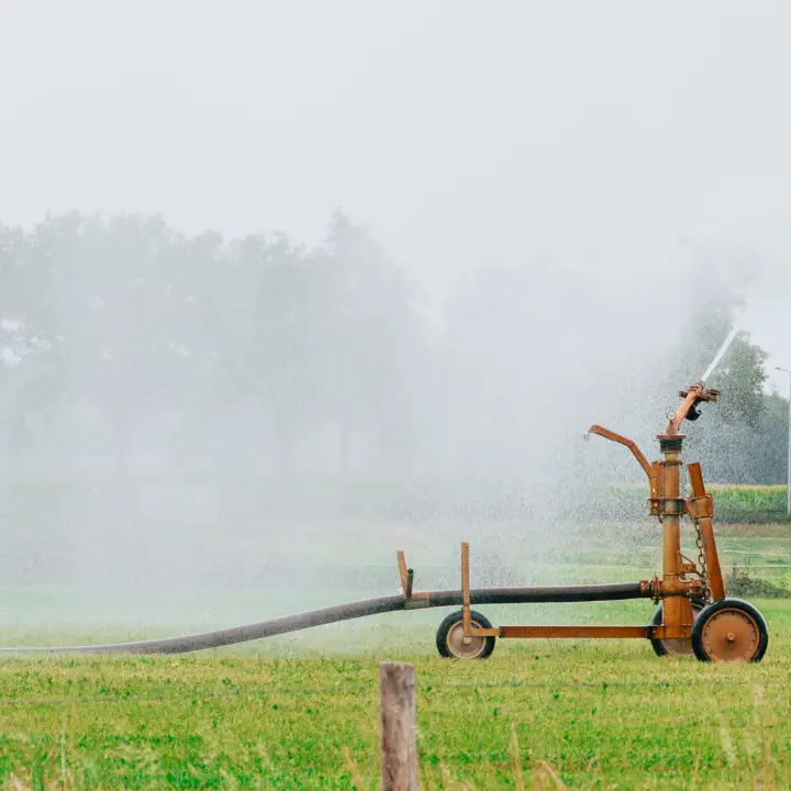 Emergenza idrica, l’allarme degli agricoltori calabresi: «Un errore svuotare i bacini lasciando che l’acqua finisca in mare»\n