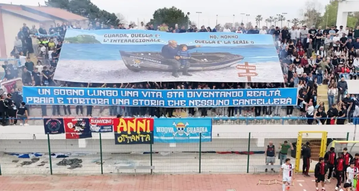 Razzo verso gli spalti durante Praiatortora-Paolana, il club locale si scusa: «Episodio grave, comportamenti inaccettabili»\n