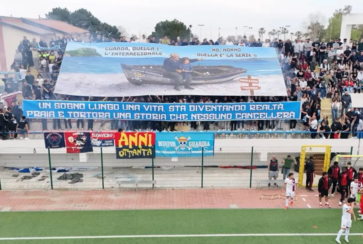 Razzo verso gli spalti durante Praiatortora-Paolana, il club locale si scusa: «Episodio grave, comportamenti inaccettabili»\n