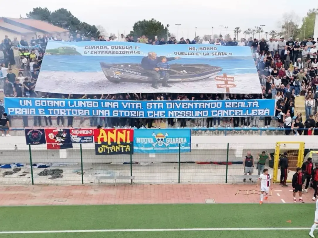 Razzo verso gli spalti durante Praiatortora-Paolana, il club locale si scusa: «Episodio grave, comportamenti inaccettabili»