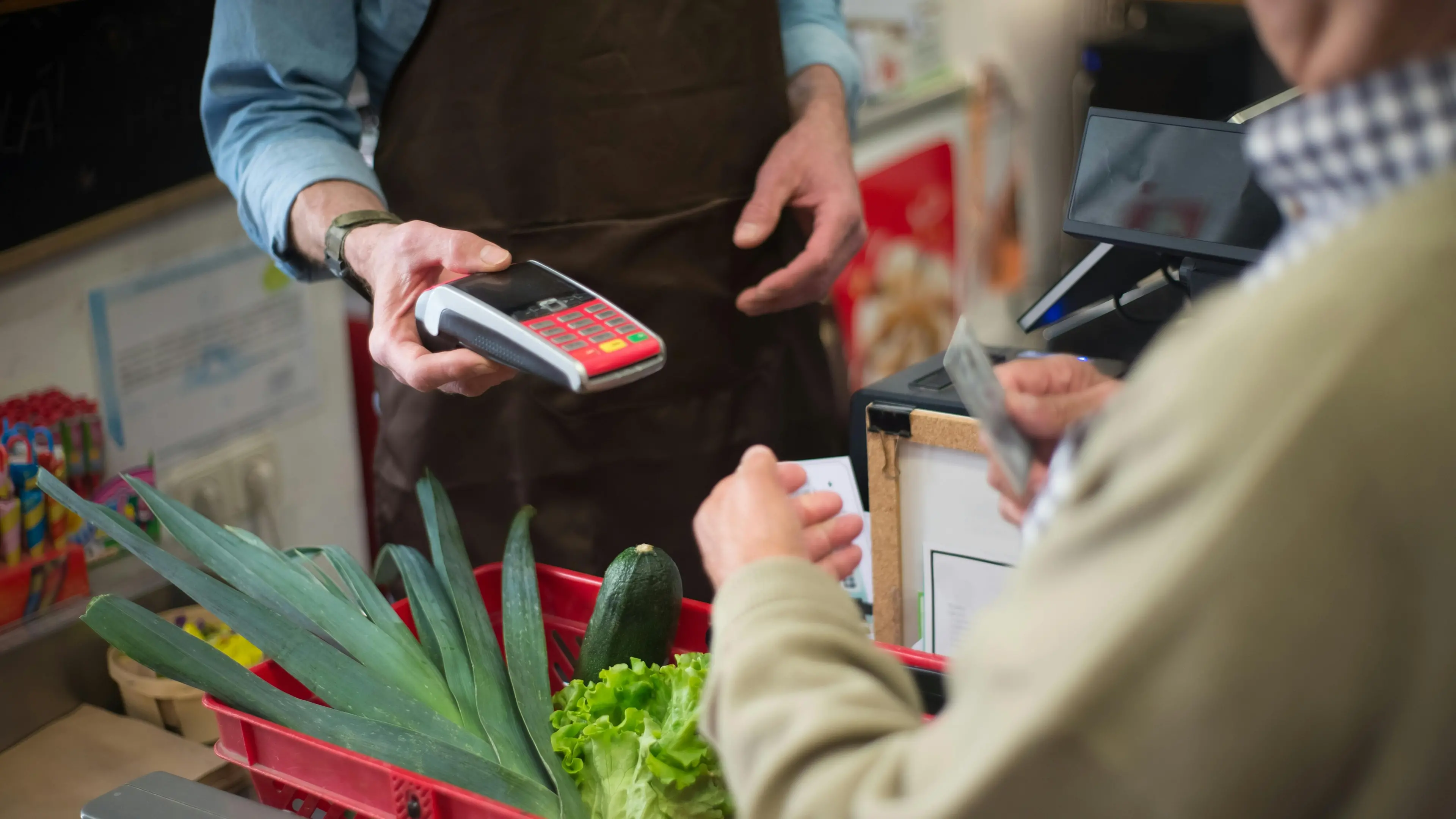 <p>Cresce la spesa delle famiglie, <span style=\"color:hsl(0, 75%, 60%);\">Calabria regione più esposta</span>: cibo, bollette e trasporti si portano via il 50% del budget mensile</p>