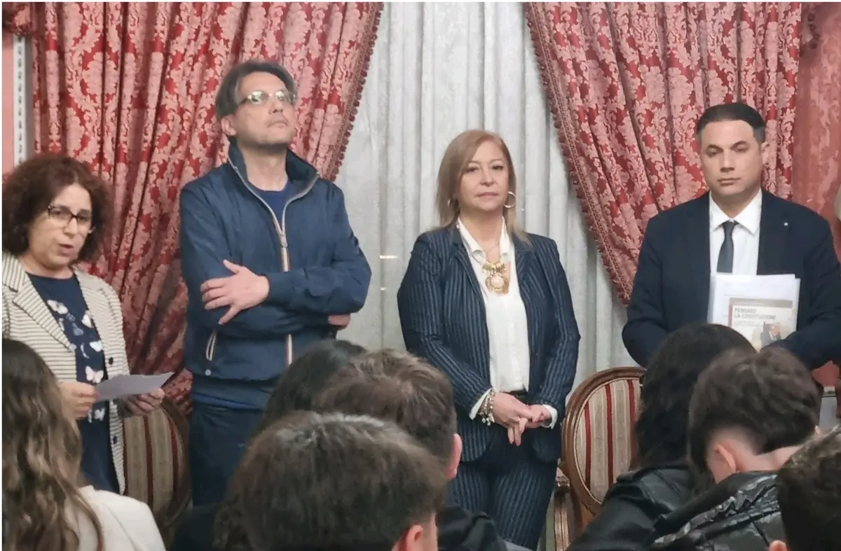 Gioiosa Ionica, gli studenti del liceo scientifico a colloquio con la scrittrice Maria Pia Guarna\n\n\n