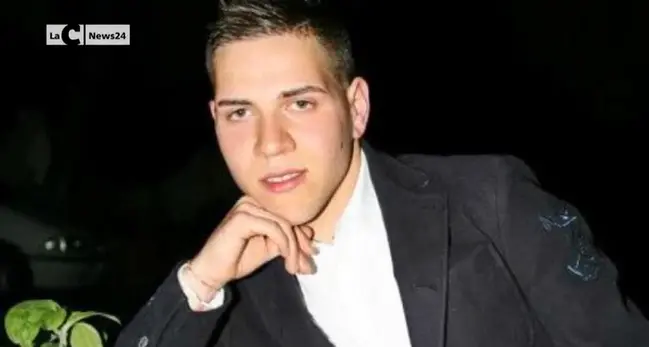 <p>«Mio fratello <span style=\"color:hsl(0, 75%, 60%);\">mi disse chi è stato</span>»: nell’inchiesta Jerakarni la frase del pentito Loielo riapre la ferita dell’omicidio Ceravolo</p>