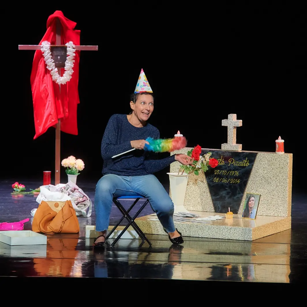 “Puzzle, donne a pezzi”: al Teatro\u00A0di Catanzaro il dolore che diventa voce di rinascita con l’attrice Stefania Pascali\n