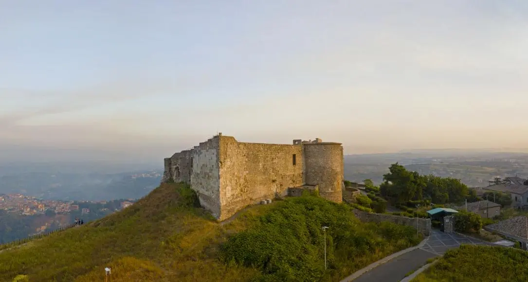 Castello Svevo di Cosenza, bando pronto: dopo anni di gare deserte si spera di centrare l’obiettivo dell’affidamento\n