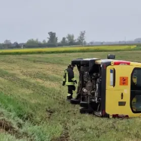 Scuolabus si ribalta e finisce in un campo: a bordo 9 bambini, nessun ferito grave\n