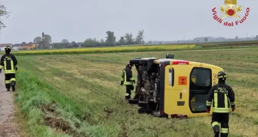 Scuolabus si ribalta e finisce in un campo: a bordo 9 bambini, nessun ferito grave\n