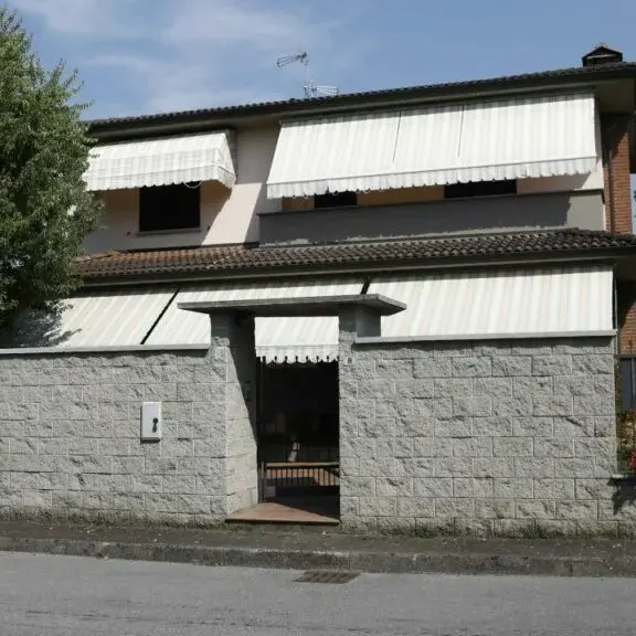 Garlasco, la domanda che gela il sangue: chi era l’uomo curvo sulla bici davanti casa di Chiara Poggi?\n