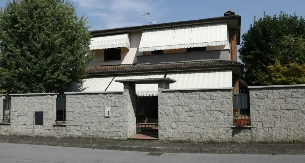 Garlasco, la domanda che gela il sangue: chi era l’uomo curvo sulla bici davanti casa di Chiara Poggi?\n