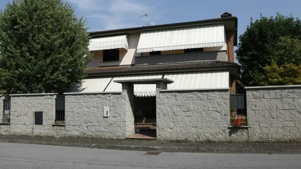 Garlasco, la domanda che gela il sangue: chi era l’uomo curvo sulla bici davanti casa di Chiara Poggi?\n