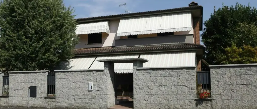 Garlasco, la domanda che gela il sangue: chi era l’uomo curvo sulla bici davanti casa di Chiara Poggi?\n