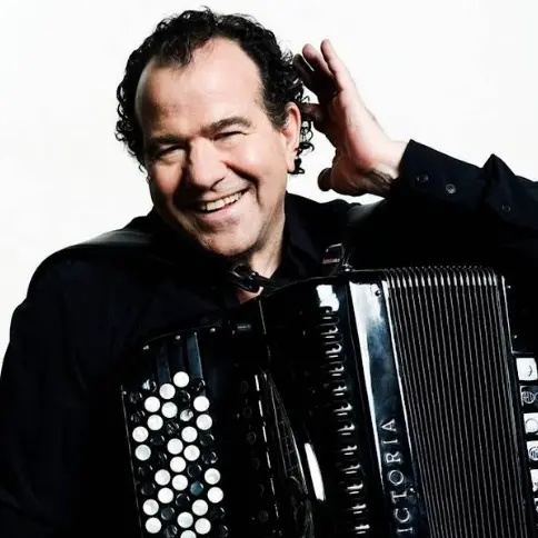 Al teatro Rendano tutto pronto per il concerto di Galliano, il maestro indiscusso della fisarmonica