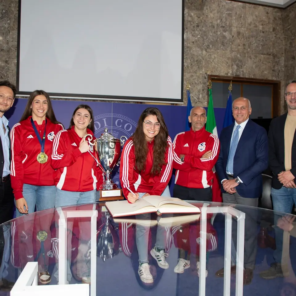 Cosenza celebra la Smile: trionfo europeo e festa a Palazzo dei Bruzi\n