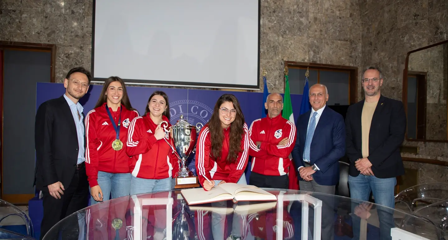 Cosenza celebra la Smile: trionfo europeo e festa a Palazzo dei Bruzi\n