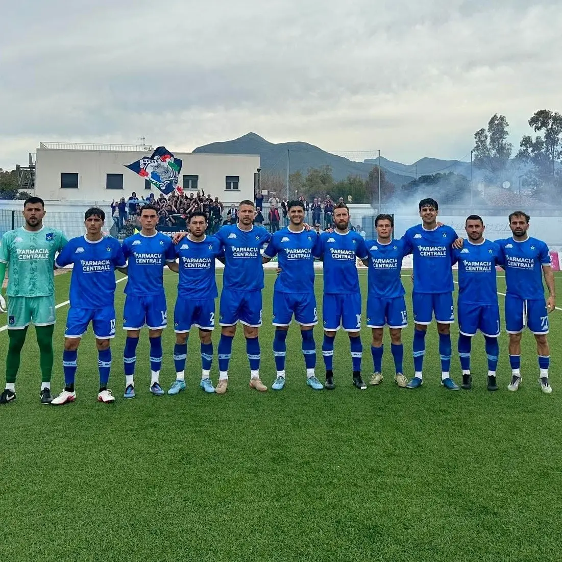 Razzo contro gli spalti della tifoseria della Paolana, il sindaco\u00A0Perrotta: «Macchiata una domenica di festa e sport»\n