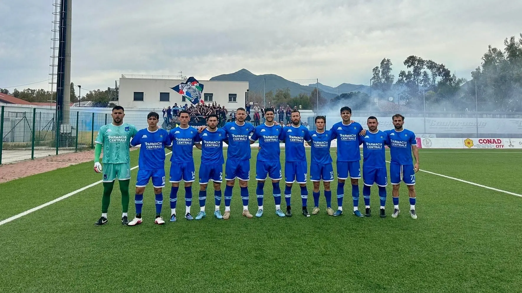 <p>La squadra della Paola ieri sul campo Mario Tedesco di Praia a Mare</p>\\n