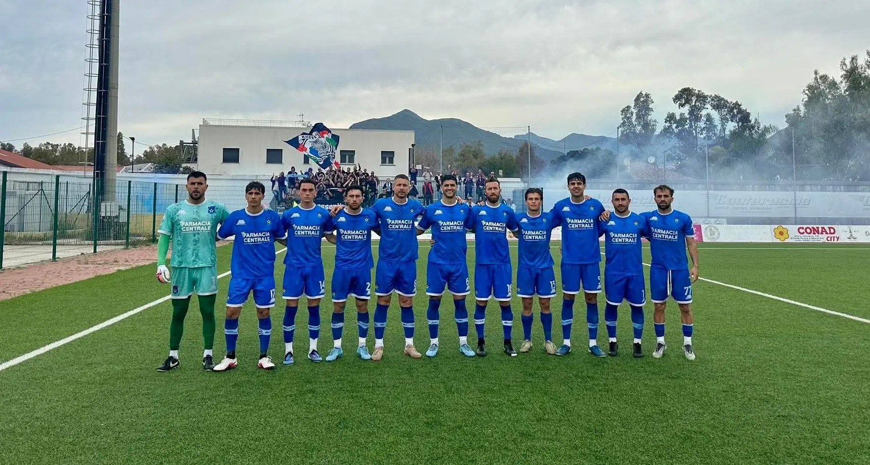 Razzo contro gli spalti della tifoseria della Paolana, il sindaco\u00A0Perrotta: «Macchiata una domenica di festa e sport»\n