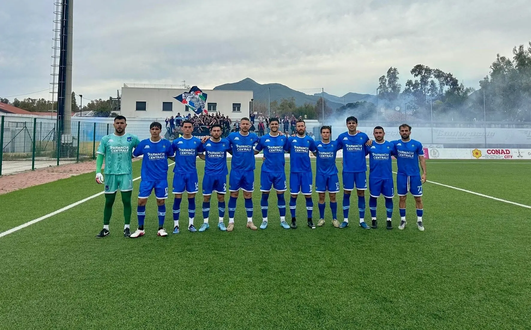 Razzo contro gli spalti della tifoseria della Paolana, il sindaco\u00A0Perrotta: «Macchiata una domenica di festa e sport»\n