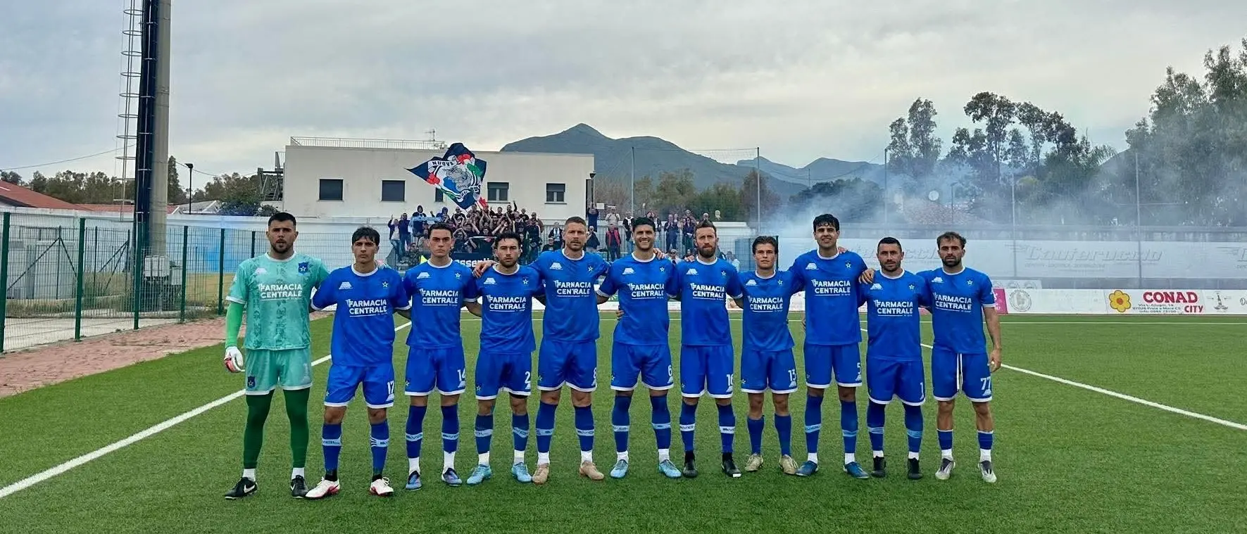 Razzo contro gli spalti della tifoseria della Paolana, il sindaco\u00A0Perrotta: «Macchiata una domenica di festa e sport»\n