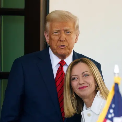 Trump contro Papa Leone, scontro globale: Meloni cambia linea e condanna gli attacchi\n