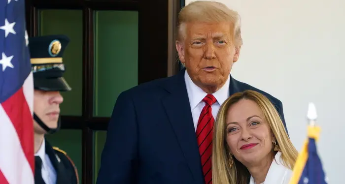Trump contro Papa Leone, scontro globale: Meloni cambia linea e condanna gli attacchi\n