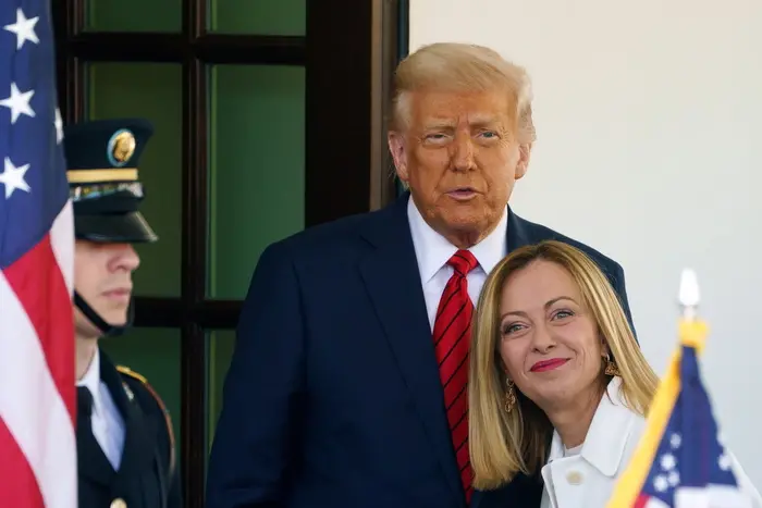 Trump contro Papa Leone, scontro globale: Meloni cambia linea e condanna gli attacchi\n
