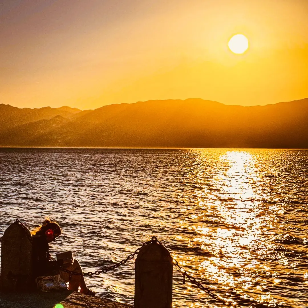 Sospesa tra le onde e il cielo\n