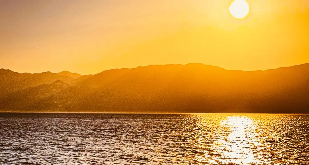 Sospesa tra le onde e il cielo\n