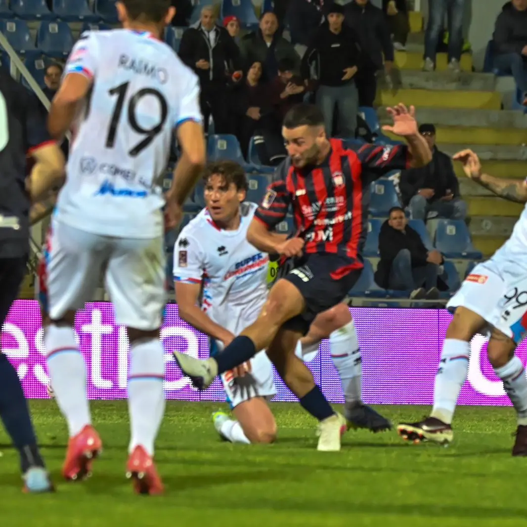Crotone, prova di forza allo Scida: 2-0 al Catania e sesto posto consolidato\n