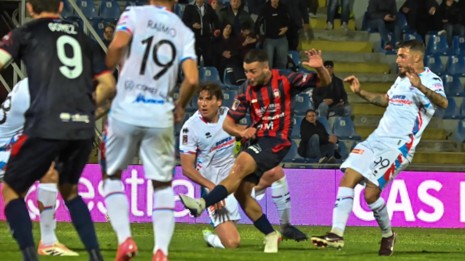 Crotone, prova di forza allo Scida: 2-0 al Catania e sesto posto consolidato\n