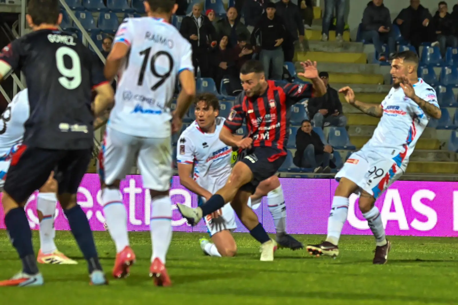 Crotone, prova di forza allo Scida: 2-0 al Catania e sesto posto consolidato\n