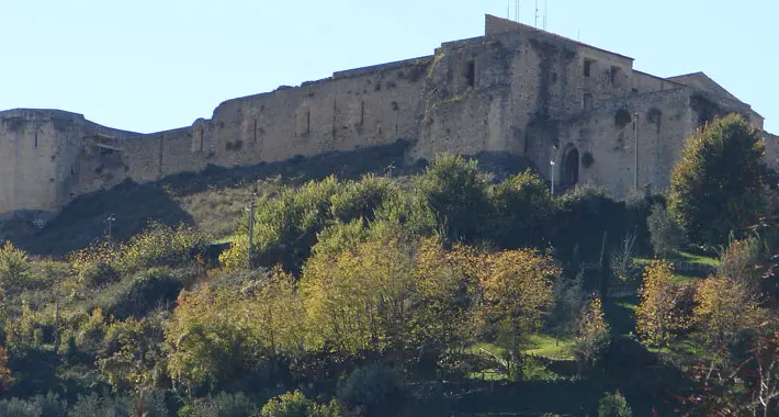 <p>Castello Svevo di Cosenza, forse è la volta buona per l’affidamento: nuovo bando dopo anni di gare deserte</p>