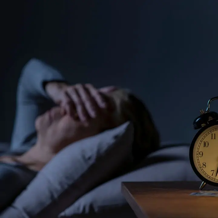 La notte e il peso dei pensieri: quando il silenzio amplifica tutto\n