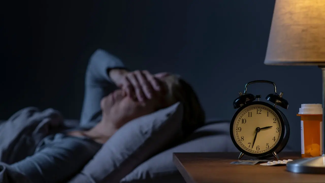 La notte e il peso dei pensieri: quando il silenzio amplifica tutto\n