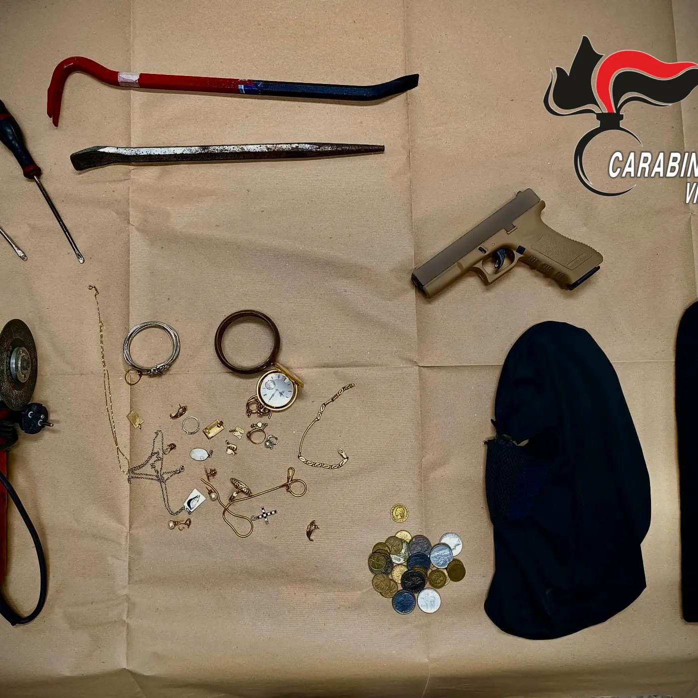 Oggetti in oro, arnesi da scasso, passamontagna e una pistola a salve\u00A0in auto: fermati 2\u00A0presunti ladri a Briatico\n