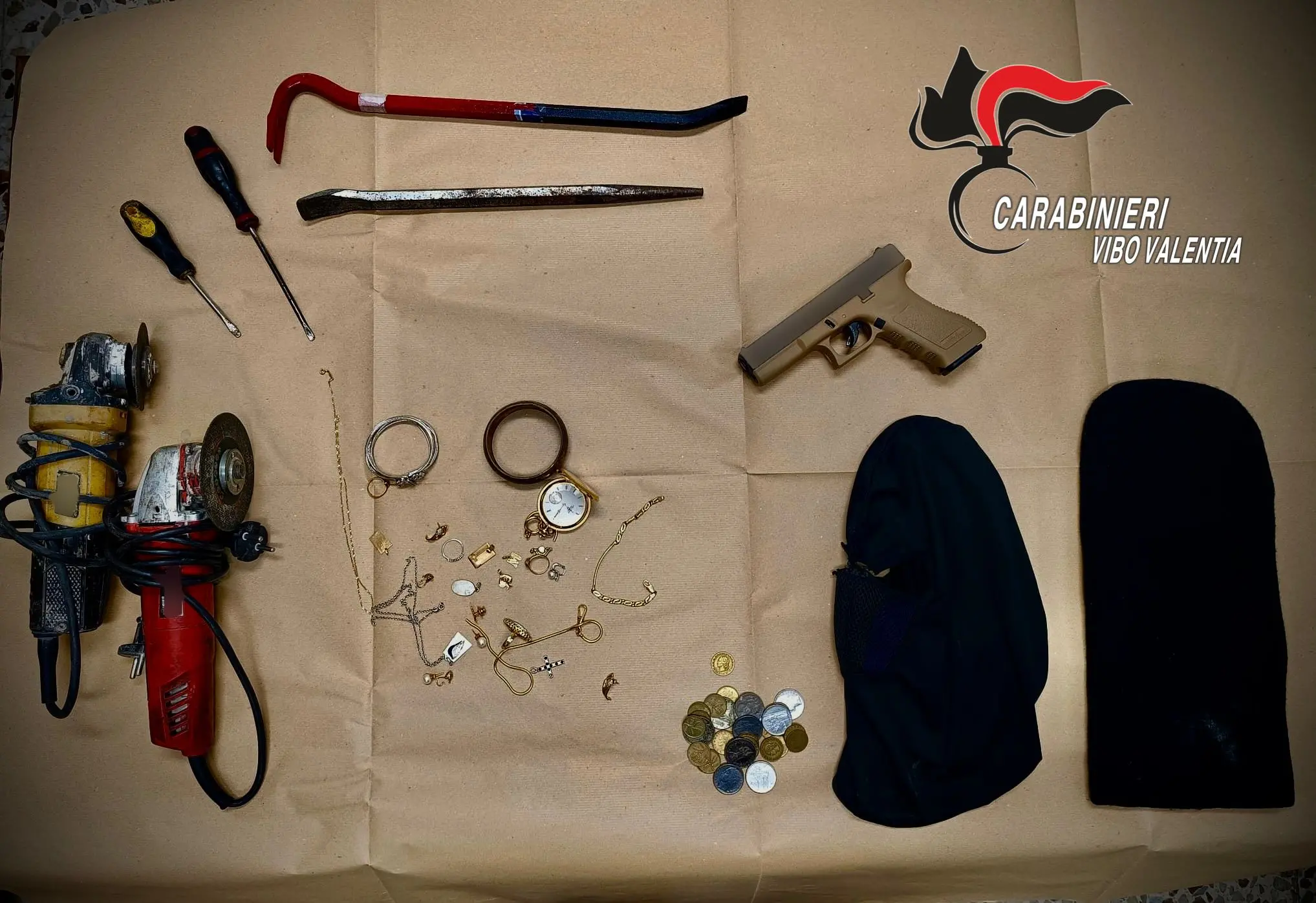 Oggetti in oro, arnesi da scasso, passamontagna e una pistola a salve\u00A0in auto: fermati 2\u00A0presunti ladri a Briatico\n