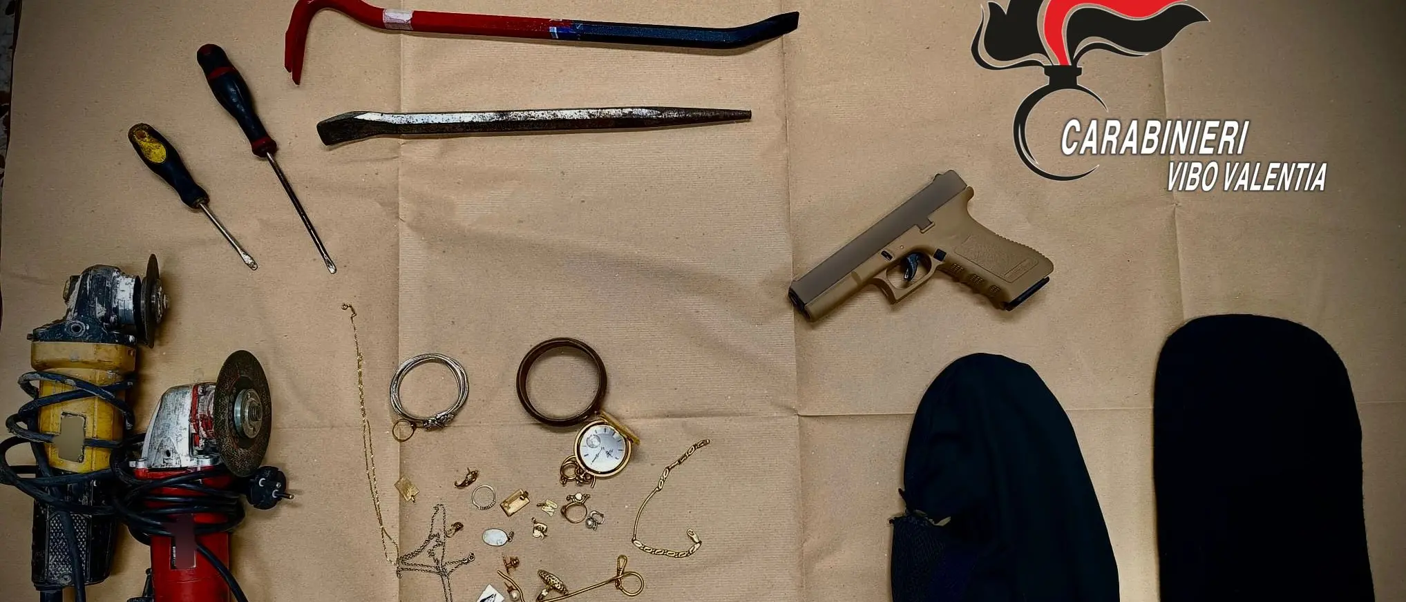 Oggetti in oro, arnesi da scasso, passamontagna e una pistola a salve\u00A0in auto: fermati 2\u00A0presunti ladri a Briatico\n