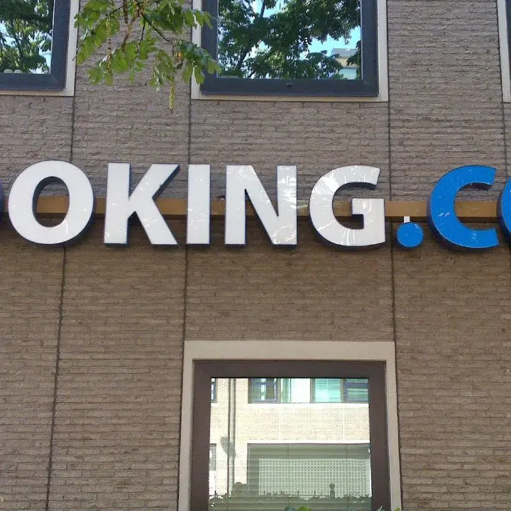 Attacco hacker a Booking:\u00A0«Cyber criminali potrebbero aver avuto accesso a nomi, mail e numeri di telefono degli utenti»\n