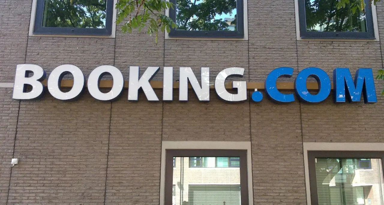 Attacco hacker a Booking:\u00A0«Cyber criminali potrebbero aver avuto accesso a nomi, mail e numeri di telefono degli utenti»\n