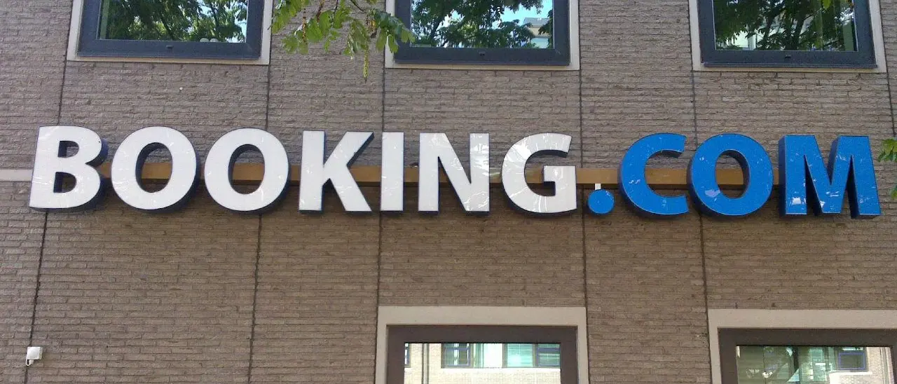Attacco hacker a Booking:\u00A0«Cyber criminali potrebbero aver avuto accesso a nomi, mail e numeri di telefono degli utenti»\n