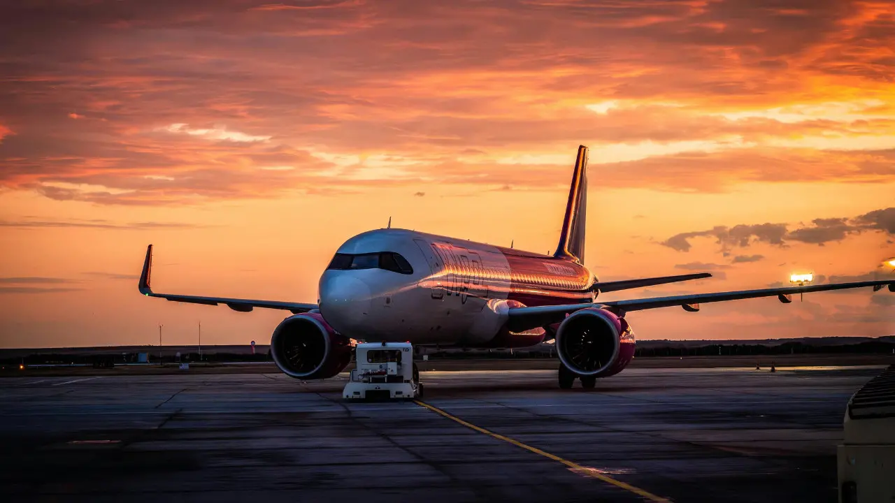 <p>Carburante per aerei, a rischio i voli in estate: «Calabria tra le regioni più penalizzate»</p>