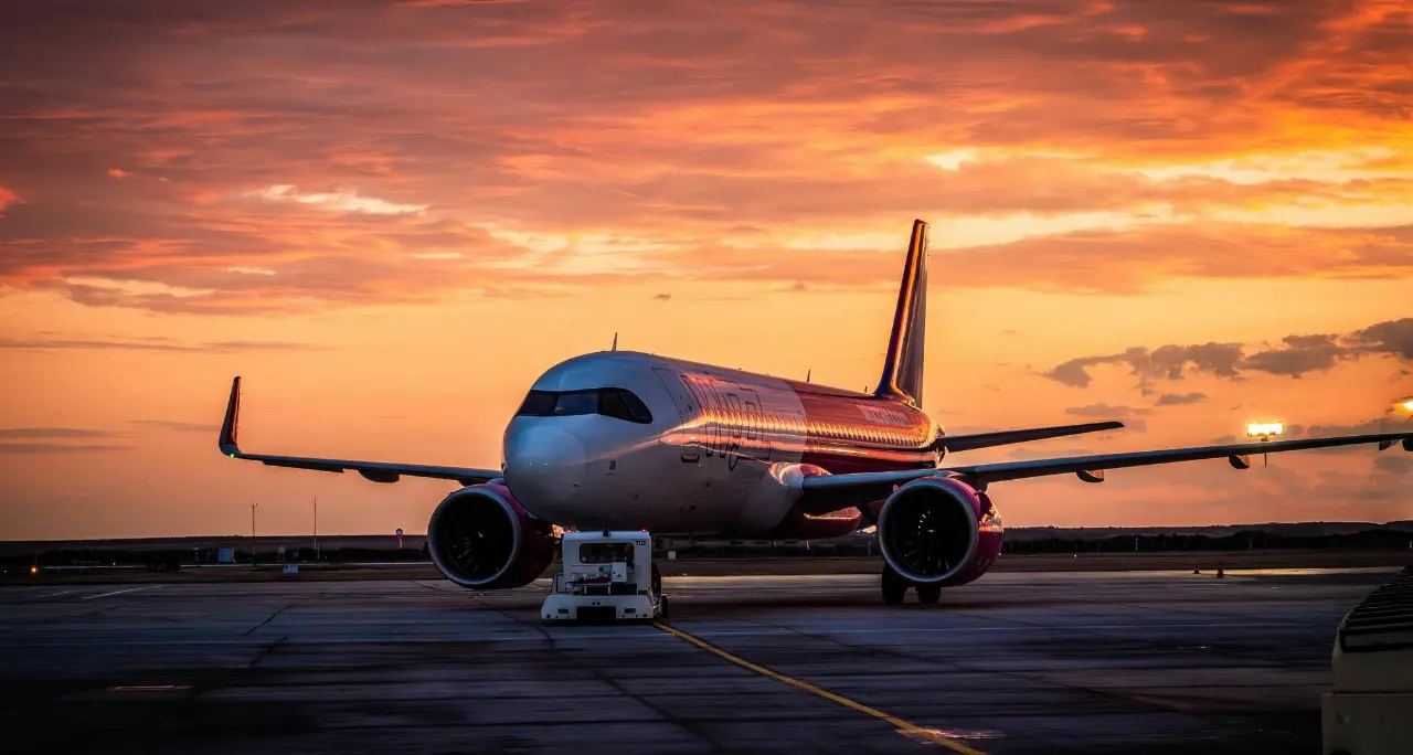 <p>Carburante per aerei, a rischio i voli in estate: «Calabria tra le regioni più penalizzate»</p>