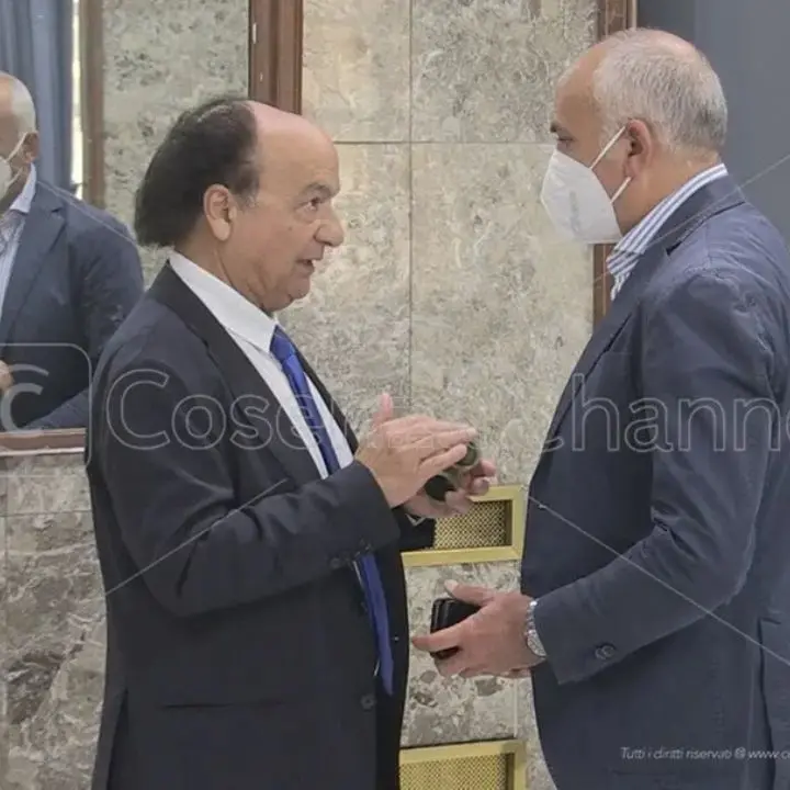 <p>Lavori della Tribuna B del Marulla: Comune e Cosenza Calcio ai ferri corti: ecco il documento esclusivo</p>