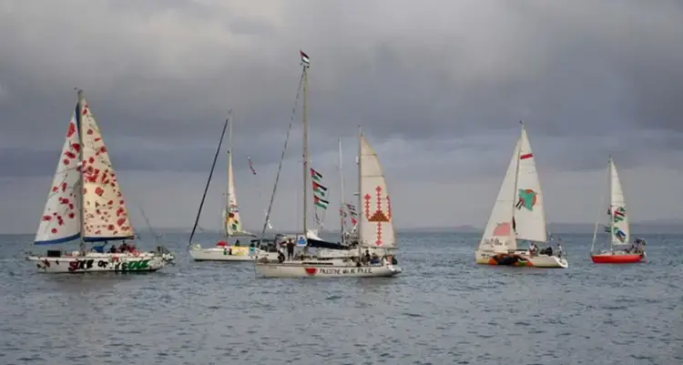 Guardia Piemontese porta il vessillo occitano alla Flottiglia per Gaza in occasione dell’attracco al porto di Cetraro\n