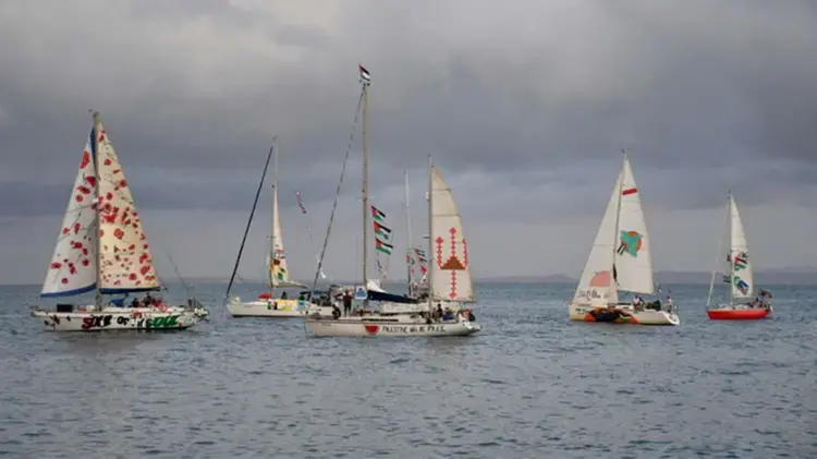 Guardia Piemontese porta il vessillo occitano alla Flottiglia per Gaza in occasione dell’attracco al porto di Cetraro\n