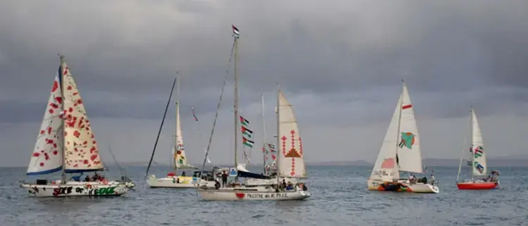 Guardia Piemontese porta il vessillo occitano alla Flottiglia per Gaza in occasione dell’attracco al porto di Cetraro\n